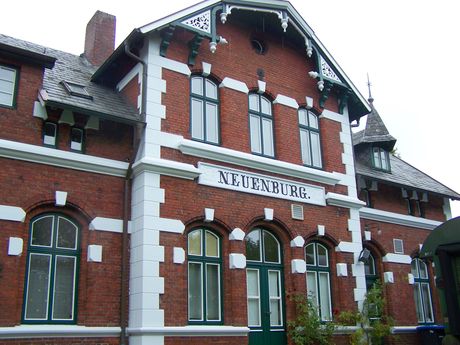 Gebäude des ehemaligen Bahnhofs in Neuenburg