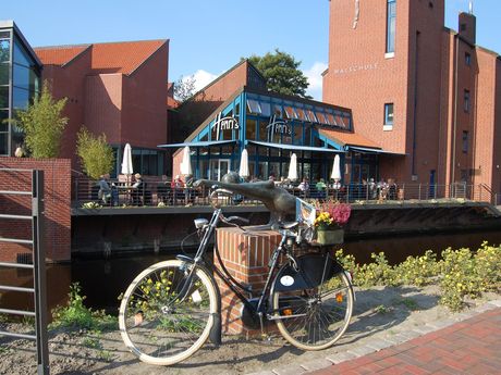 Ein Fahrrad vor der Kunsthalle in Emden
