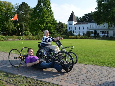 Zwei verschiedene Fahrräder, die Menschen im Rollstuhl oder mit Gehbehinderung eine Radtour durch Bad Zwischenahn ermöglichen