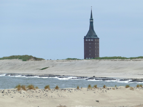 Westturm auf Wangerooge mit Strand im Vordergrund