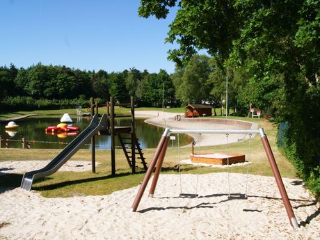 Spielplatz in Friedeburg mit Natur- und Waldfreibad im Hintergrund 