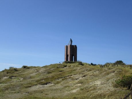 Blick von unten hoch zum Aussichtspunkt auf Norderney