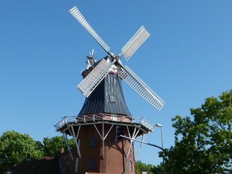 Außenansicht auf die Galerie der Mühle von Norden bei strahlend blauem Himmel 
