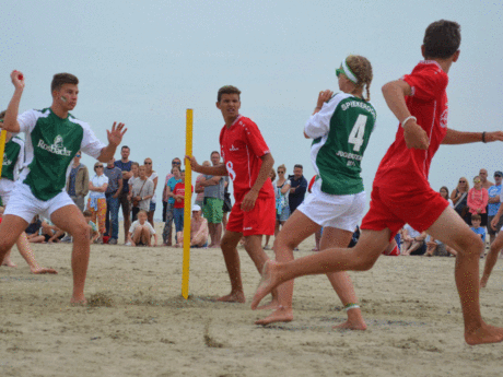 Zwei Teams im Wettkampf vor den Zuschauern beim Volleyballturnier am Strand von Spiekeroog
