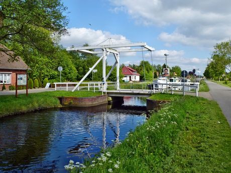Kanal mit Klappbrücke in Ostrhauderfehn