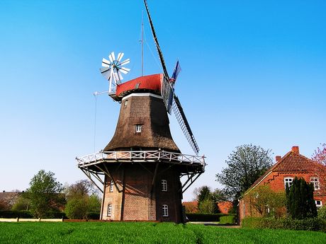 Außenansicht der Windmühle Nenndorf in Holtriem