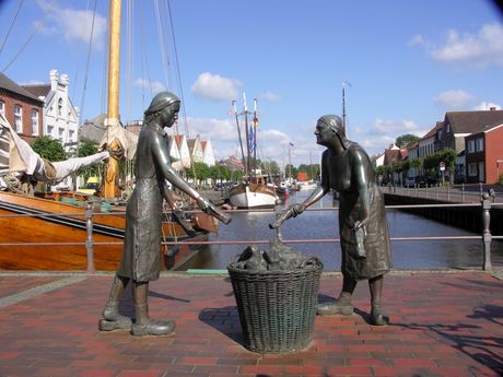 Bronzefiguren am alten Hafen von Weener