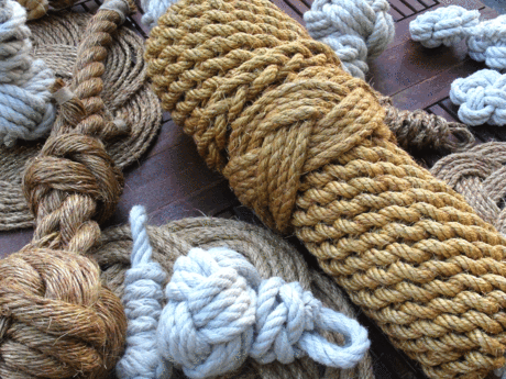 Viele zusammengeknotete Seile und Taue von der alten Seilerei in Moormerland